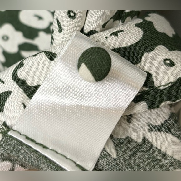 NEW Fun2Fun Green White Ditsy Floral Maley Pleated V-Neck Blouse Size‎ XS 0670 - Picture 8 of 9